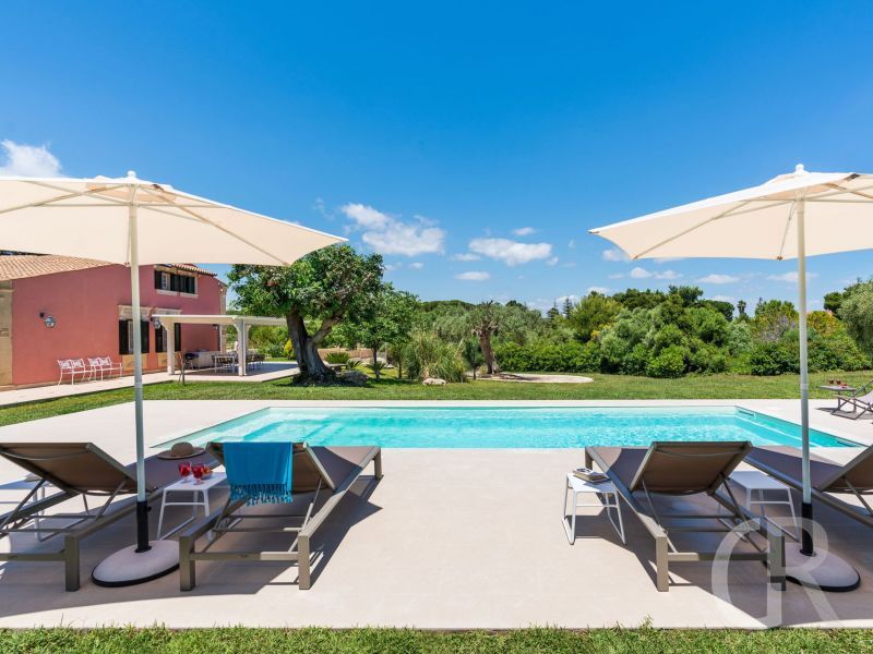 villa-gira-sole-liegen-am-pool.jpg