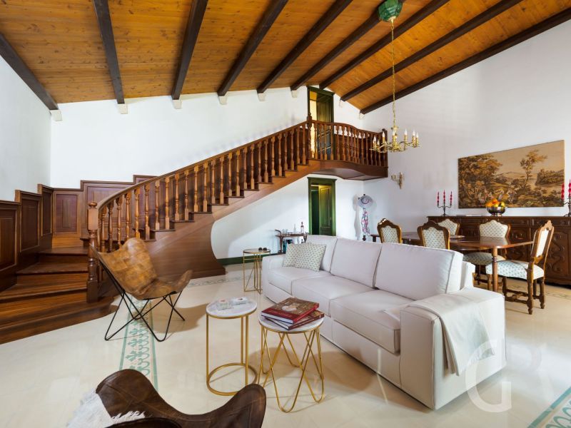 villa-gira-sole-wohnraum-mit-treppe.jpg