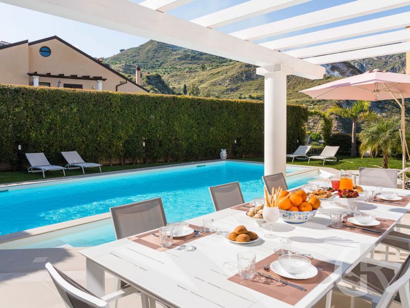 villa-giutitta-pool-an-der-terrasse.jpg