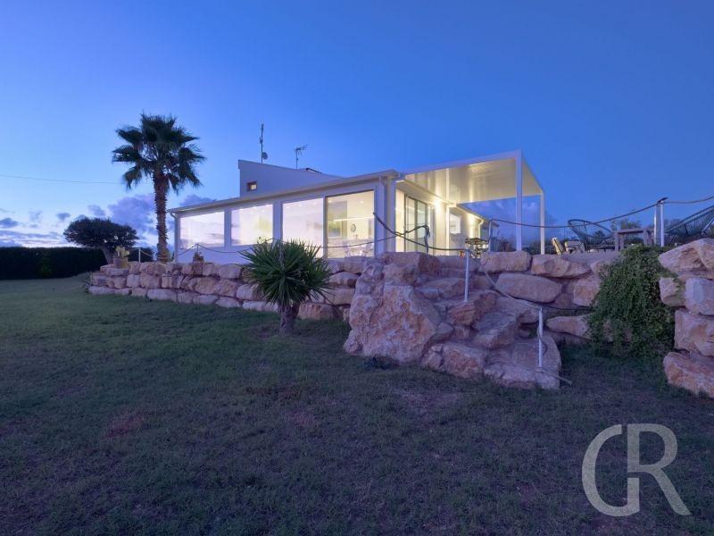 villa-ibla-beleuchtete-villa-am-abend.jpg