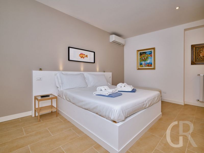 villa-ibla-schlafzimmer-mit-doppelbett.jpg