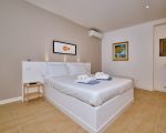 villa-ibla-schlafzimmer-mit-doppelbett.jpg