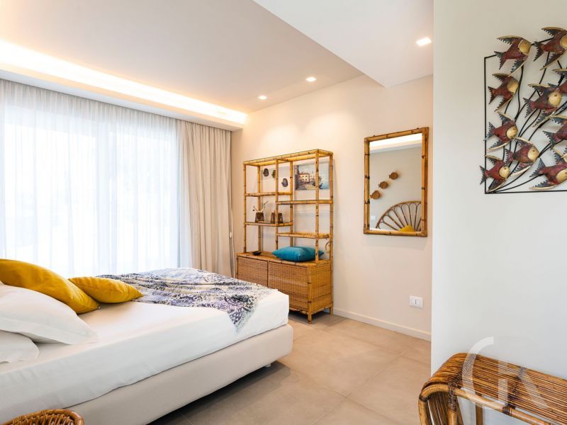 villa-isabella-helles-schlafzimmer-mit-bett.jpg