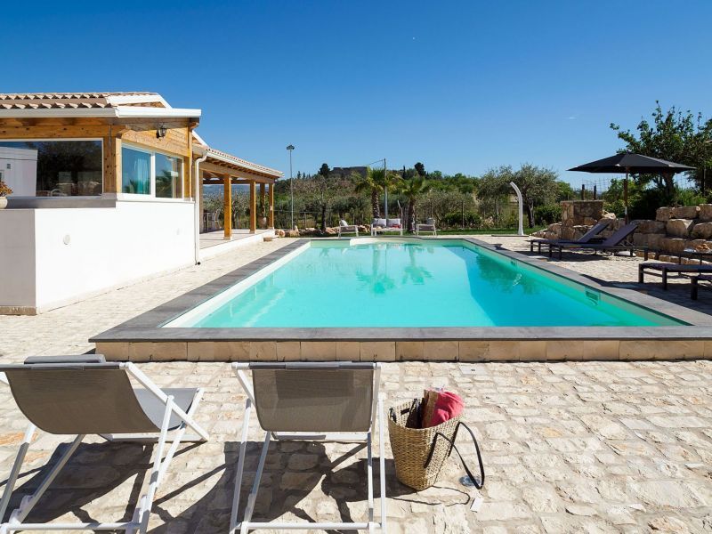 villa-kika-liegen-am-pool.jpg