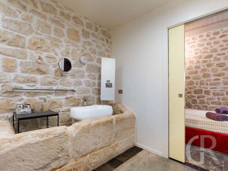villa-luna-badezimmer-und-schlafbereich.jpg