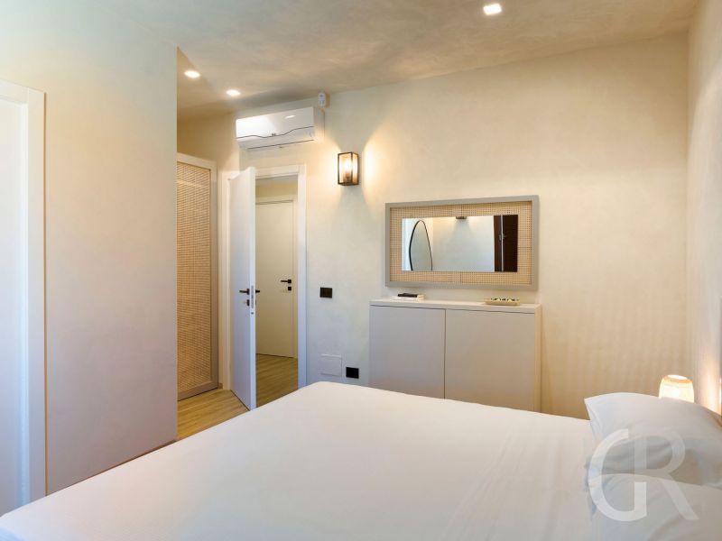 villa-magnolia-weisses-schlafzimmer-mit-bett.jpg