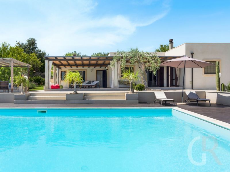 villa-mara-haus-und-pool.jpg