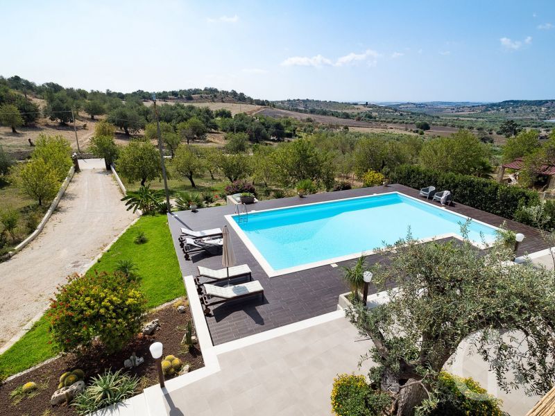 villa-mara-pool-und-zufahrt-zur-villa.jpg