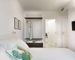 villa-meravilla-weisses-schlafzimmer.jpg
