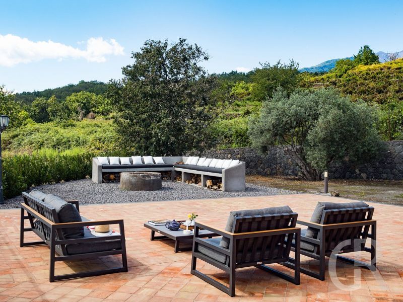 villa-mila-sitzgruppee-auf-der-terrasse.jpg