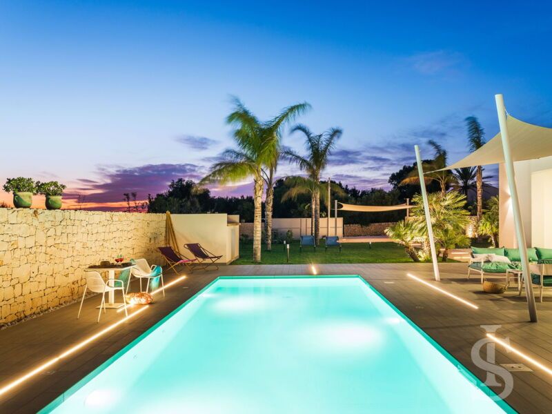 villa-nica-pool-am-abend.jpg