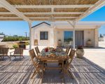 villa-paolina-holztisch-mit-stuehlen.jpg