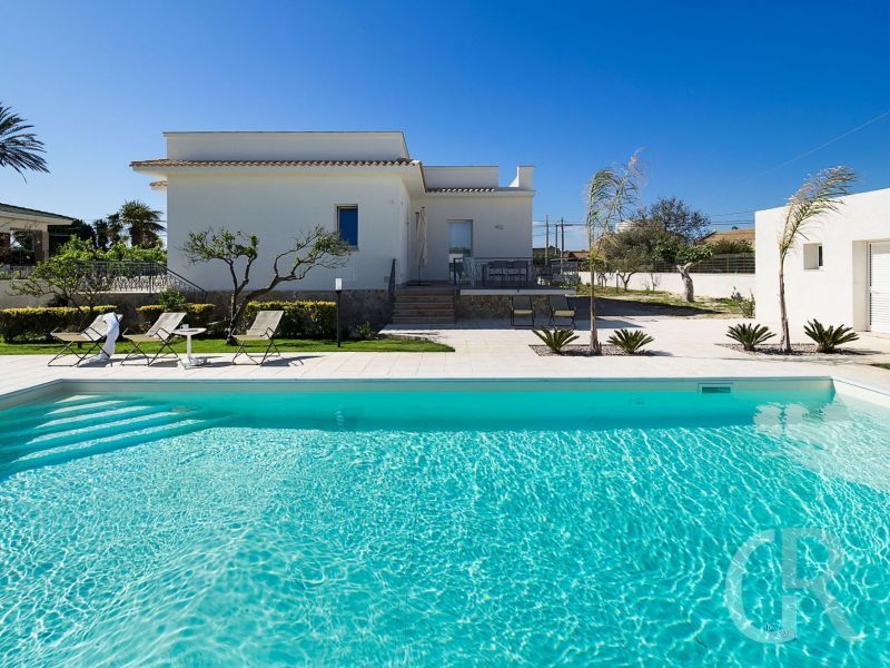 villa-rita-sonnenliegen-am-pool.jpg