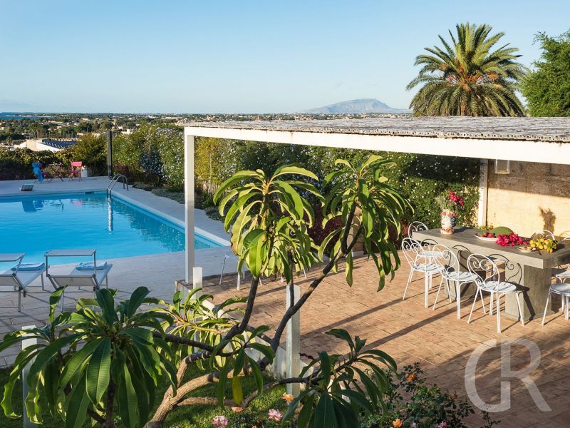 villa-ritrovato-pool-mit-terrasse.jpg