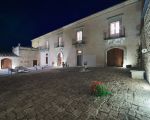 villa-scifazzo-hof-am-abend.jpg