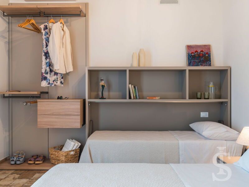 villa-sike-schlafzimmer-mit-regal.jpg