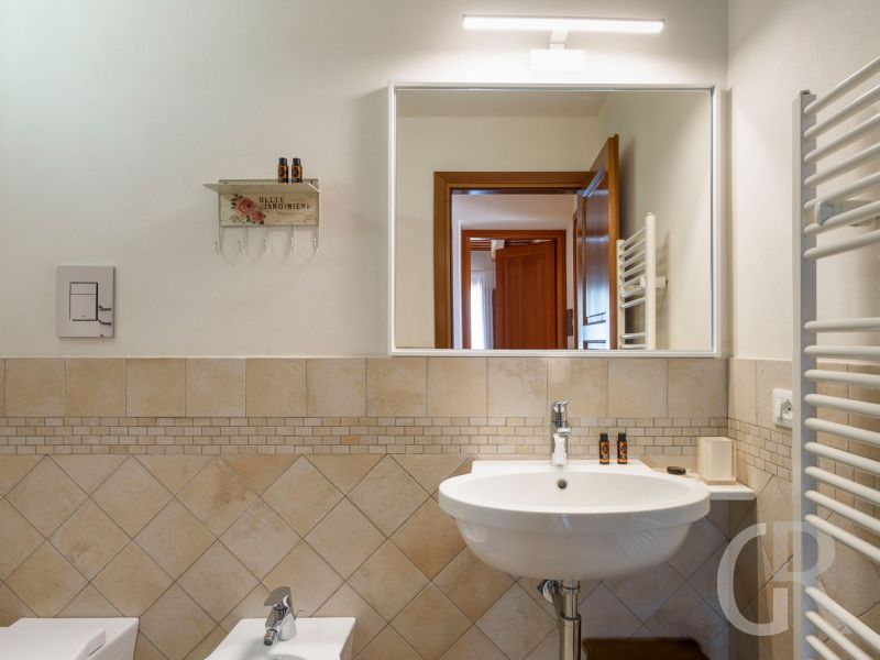 villa-tangi-waschbecken-im-bad.jpg