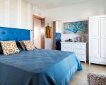 villa-ulivo-grosses-blaues-doppelbett.jpg