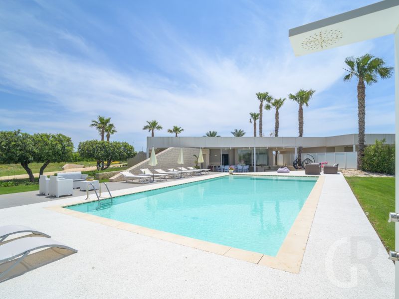 villa-venere-blick-auf-pool-und-palmen.jpg