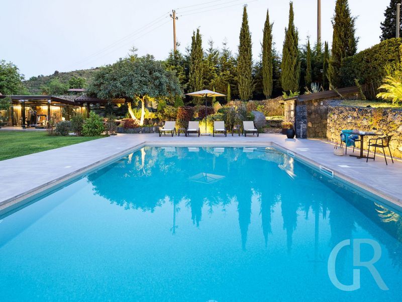 villa-viagrande-am-pool.jpg