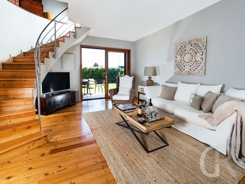 villa-viagrande-sofa-im-wohnraum.jpg