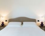 villa-zagara-doppelbett-und-nachttische.jpg
