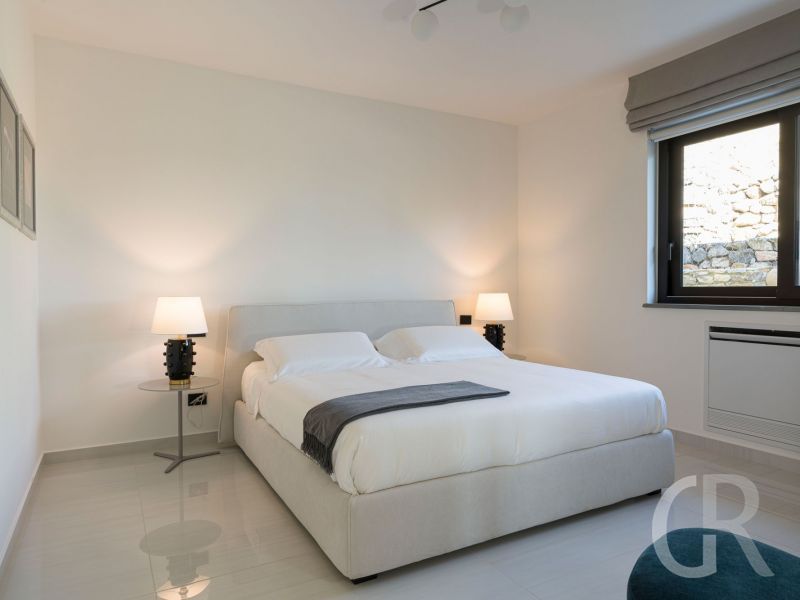 villa-zagara-grosses-bett-und-nachttische.jpg