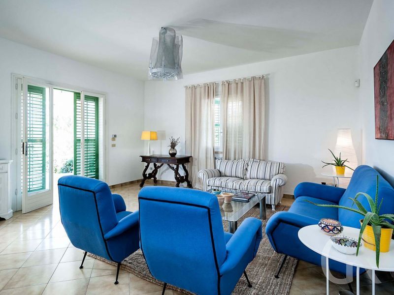 casa-bianca-blaue-sessel-im-wohnraum.jpg