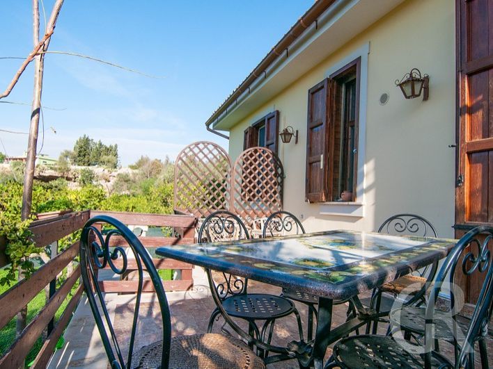 casa-capperi-terrasse-mit-blick-in-den-garten.jpg