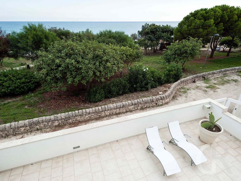 casa-contemplamare-1-sonnenliegen-auf-der-terrasse.jpg