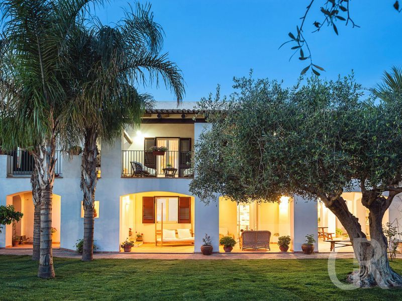 casa-marsala-1-haus-am-abend.jpg