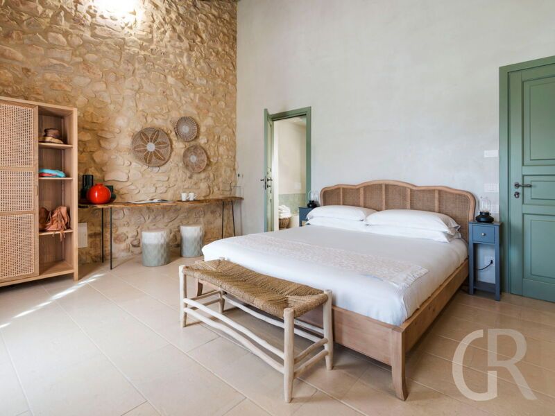 casa-ninetta-blick-ins-schlafzimmer-mit-doppelbett.jpg