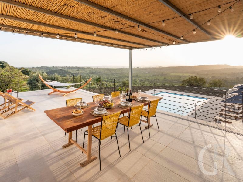casa-tancredi-esstisch-am-pool.jpg