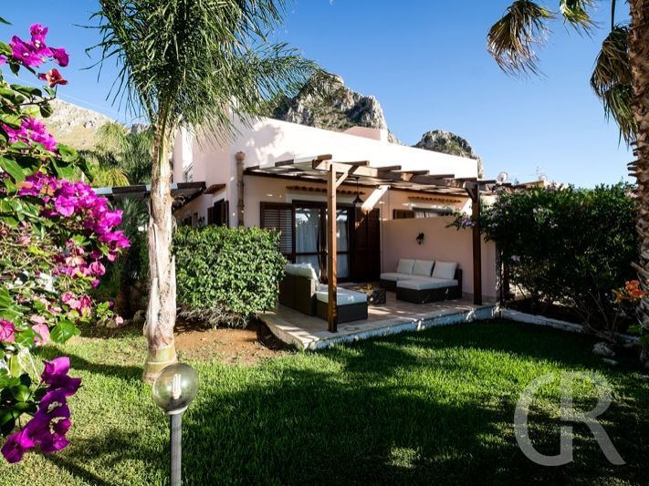 casa-tramontana-ueppig-bluehender-garten.jpg