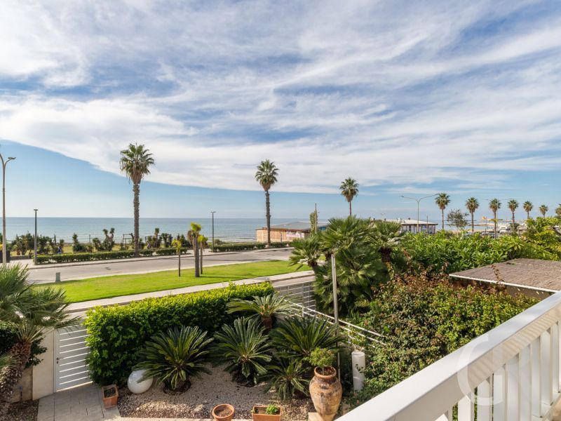 ferienhaus-clotilde-blick-vom-balkon-zum-meer.jpg
