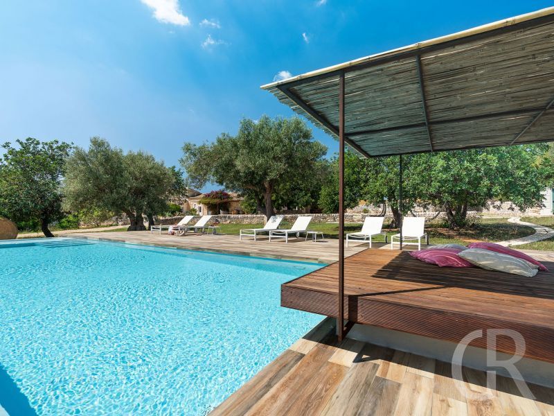 ferienhaus-dimora-pura-blick-auf-den-pool.jpg