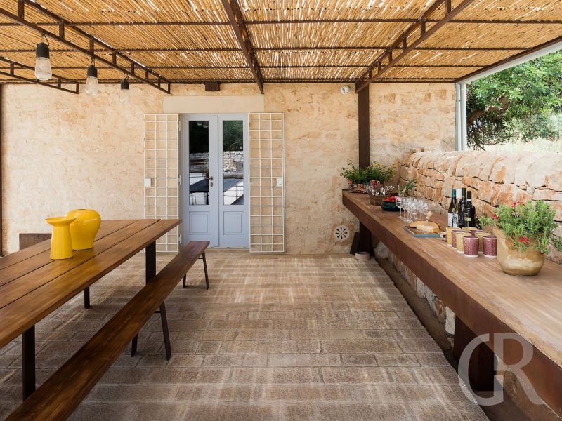 ferienhaus-dimora-pura-grosser-tisch-im-freien.jpg