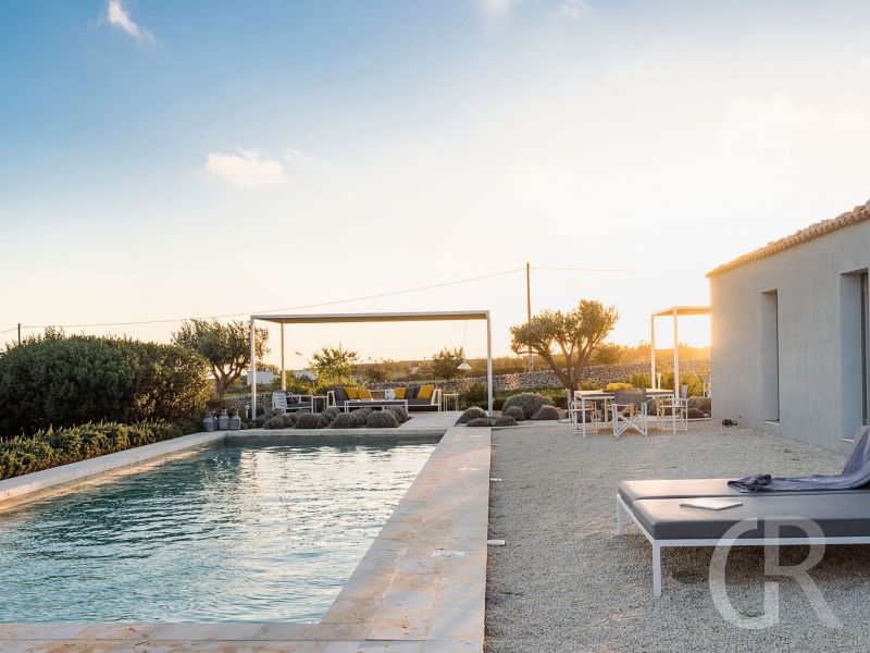 ferienhaus-hybla-pool-mit-sonnenliegen.jpg
