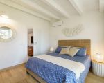 ferienhaus-marinella-grosses-doppelbett-im-schlafbereich.jpg
