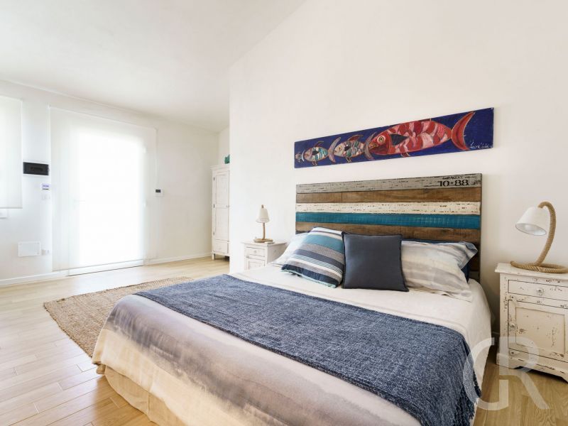 ferienhaus-marinella-grosses-schlafzimmer.jpg