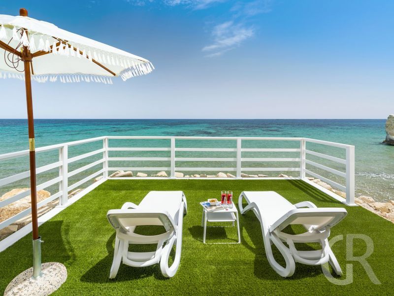 ferienhaus-stella-maris-sonnenliegen-am-meer.jpg