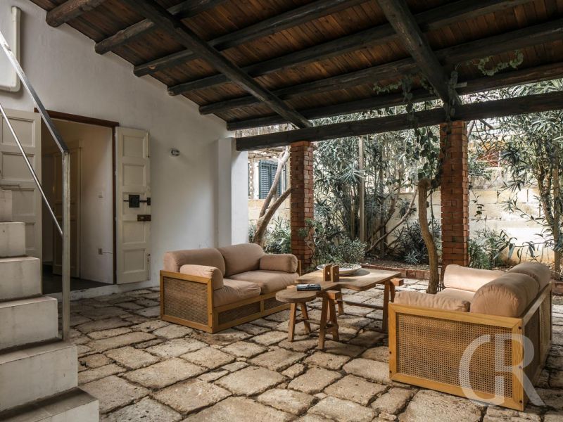 ferienhaus-tamerici-ueberdachter-innenraum.jpg