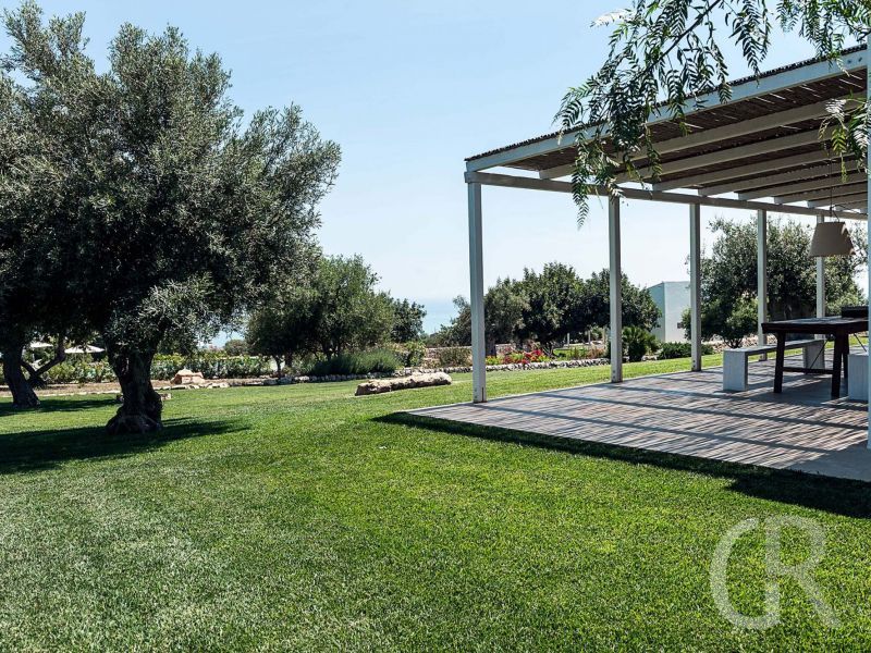 ferienhaus-ulivi-terrasse-mit-garten.jpg
