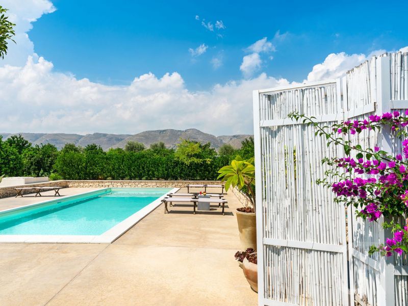 ferienvilla-mit-pool.jpg