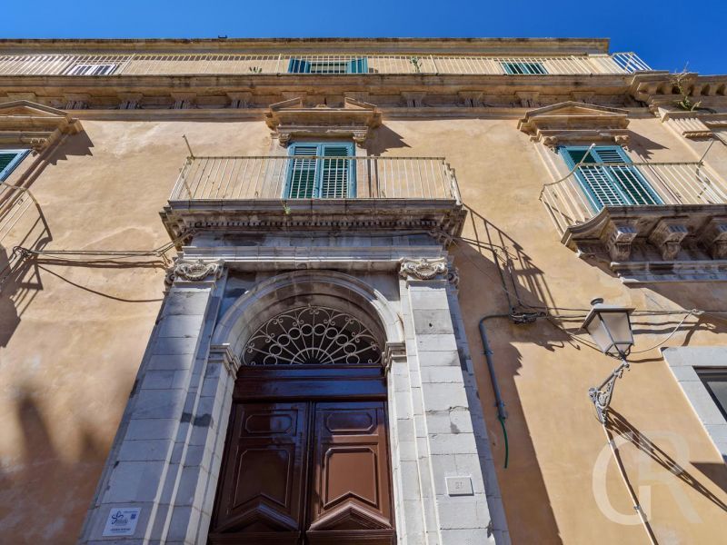 ferienwohnung-achille-eingang-zum-palazzo.jpg
