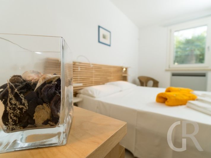 ferienwohnung-antonella-helles-schlafzimmer-mit-doppelbett.JPG