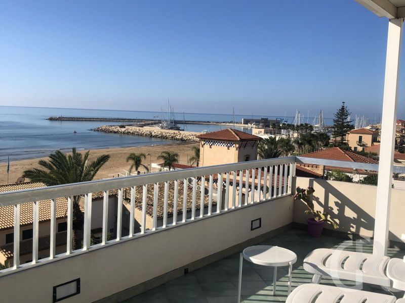 ferienwohnung-archimede-terrasse-mit-blick-zum-blauen-meer.jpeg