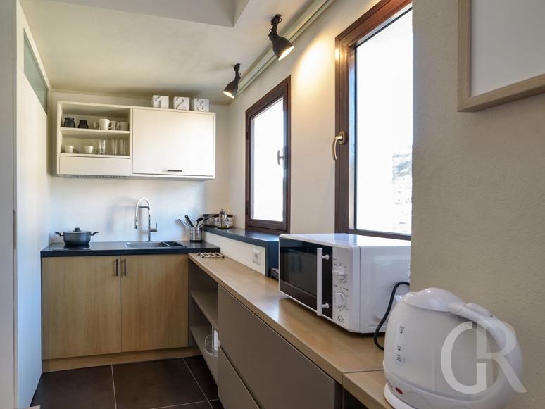 ferienwohnung-aristotele-kuechenbereich.jpg