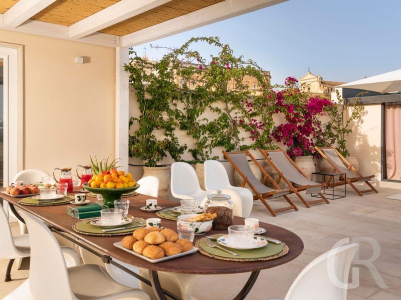 ferienwohnung-aurispa-tisch-auf-der-terrasse.jpg