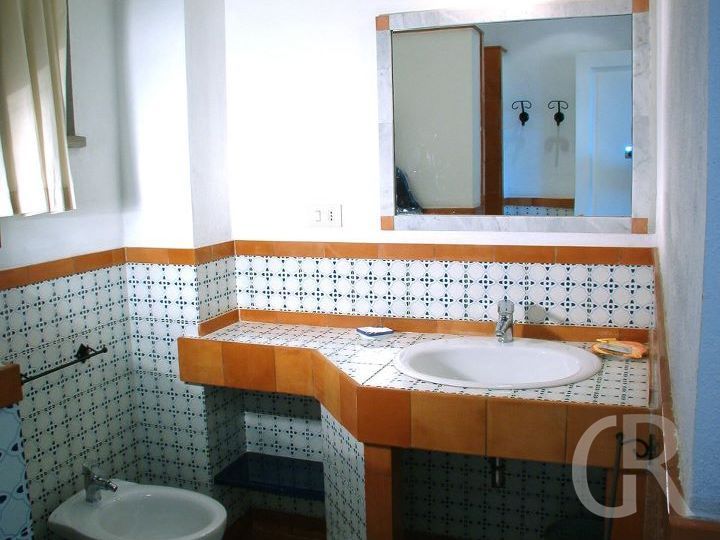 ferienwohnung-cafisi-waschbecken-und-spiegel.jpg